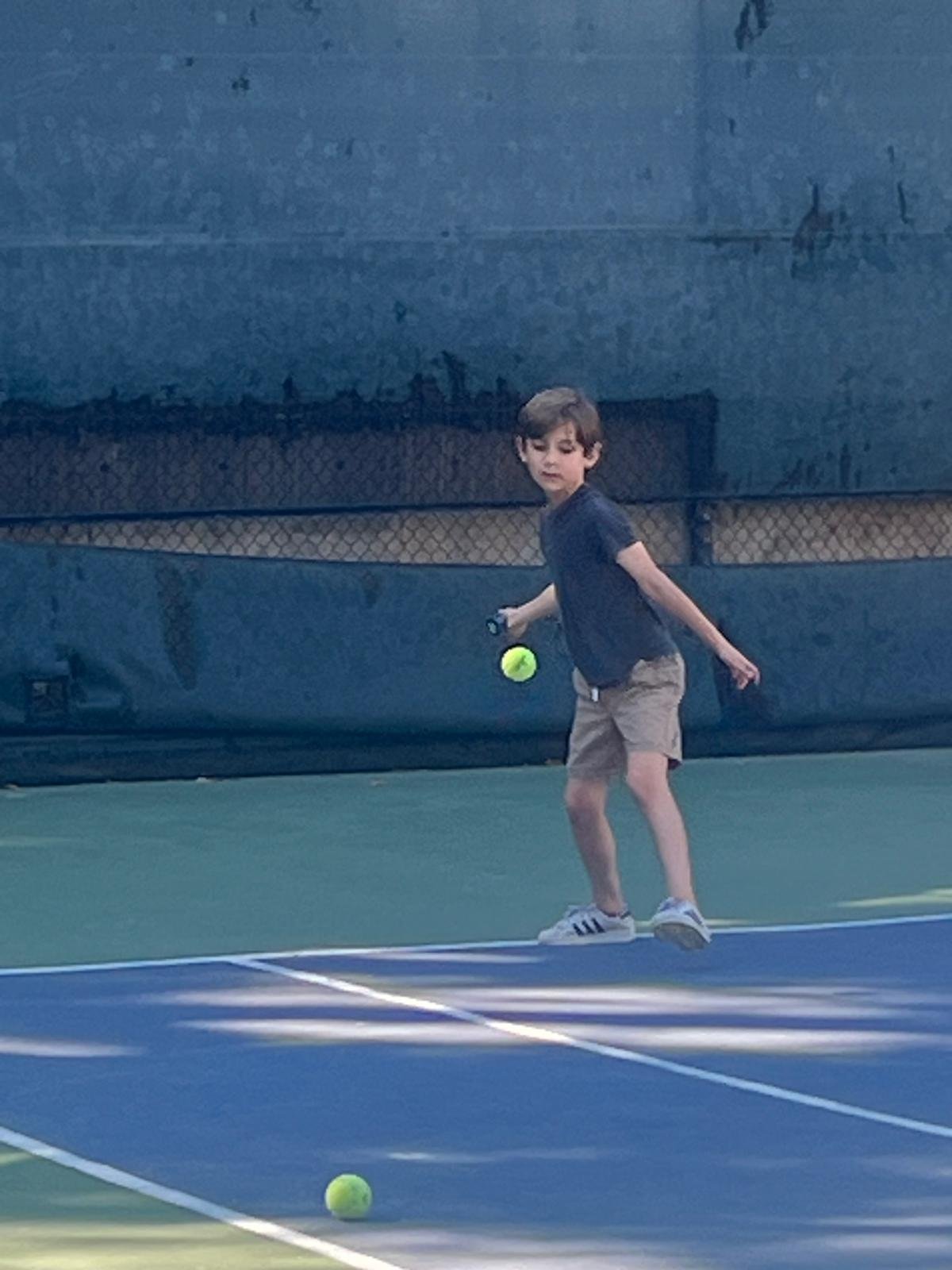 Junior tennis player practicing a groundstroke during tennis training in Los Angeles